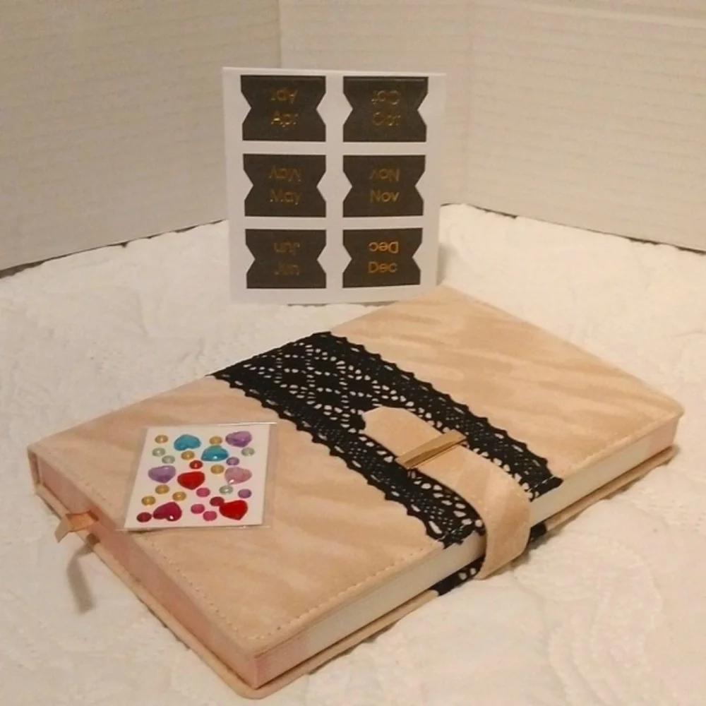 ⚜️ NWOT Velvet Cover Diary